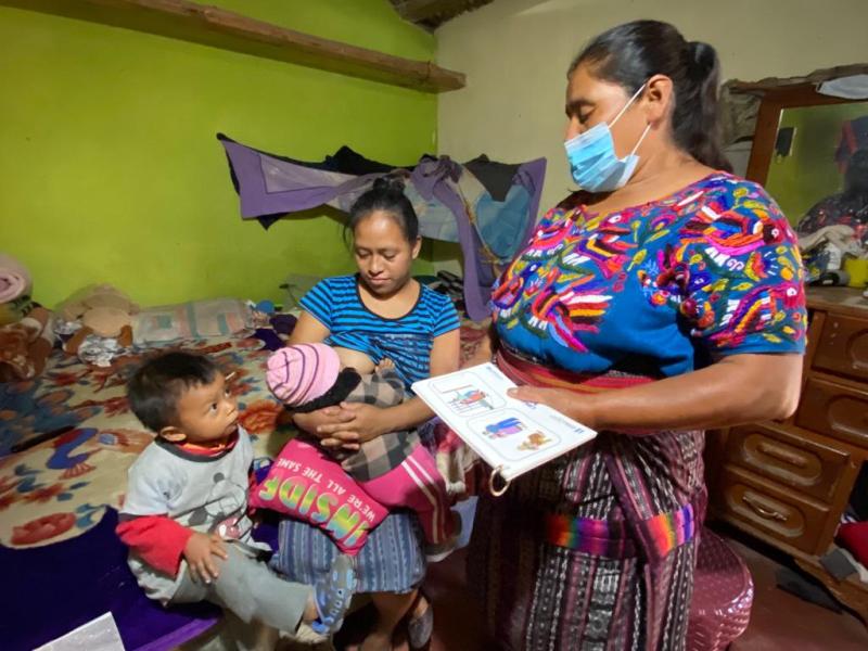 Comadronas son acreditadas como promotoras de la lactancia materna