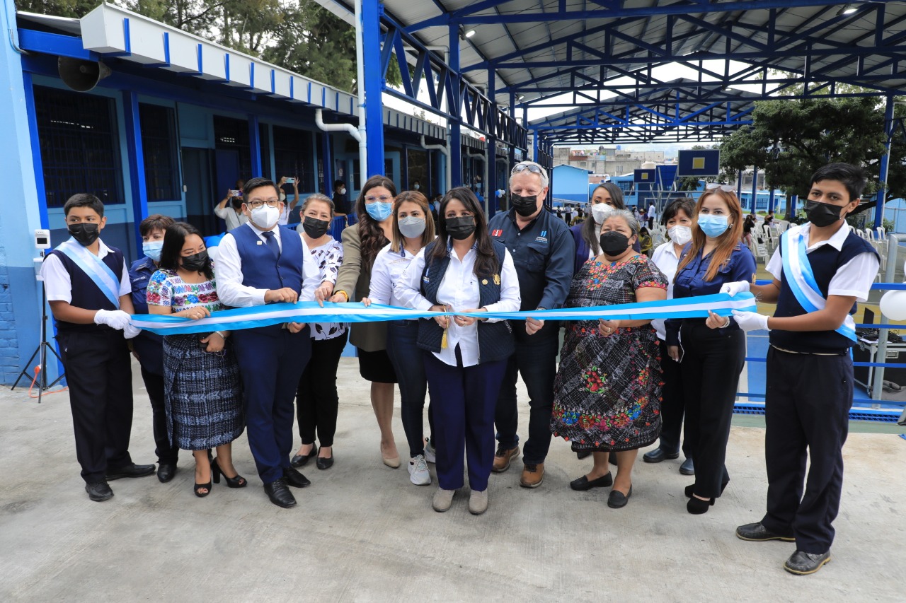 Alumnos de la Escuela Hermógenes González son beneficiados con remozamiento