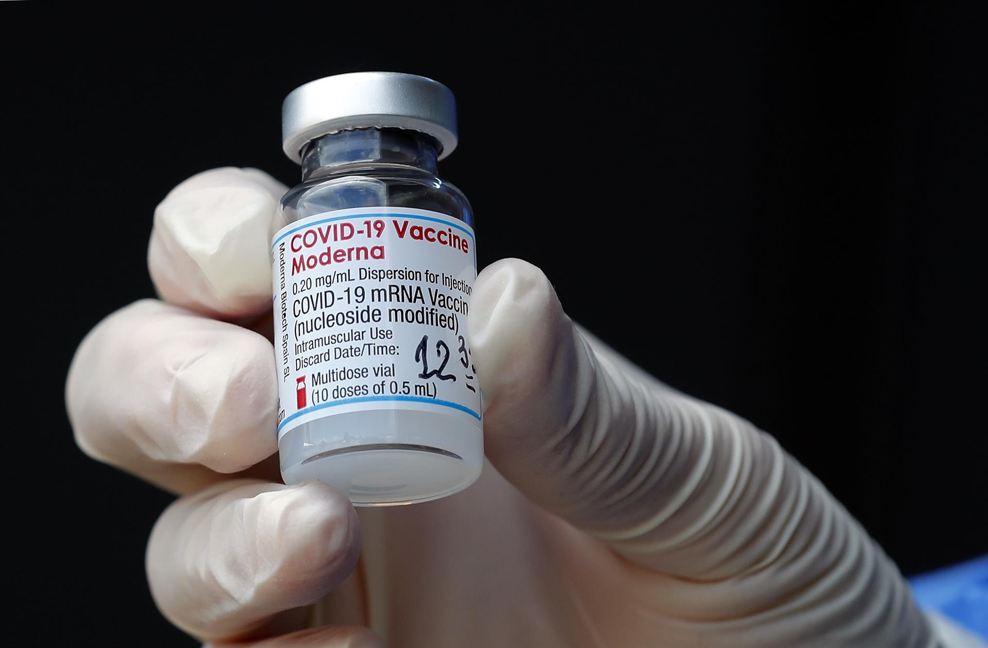 Moderna y Pfizer piden aval de actualización de vacuna contra el COVID-19