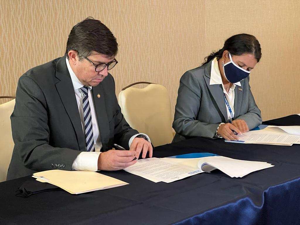 El director del IGM, Stuard Rodríguez y la representante de Plan International firman carta para apoyo a migrantes. /Foto: IGM