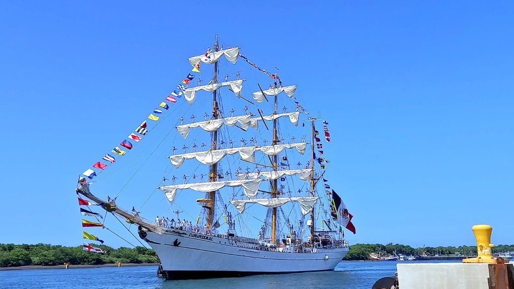 Buque Cuauhtémoc atraca en costa guatemalteca