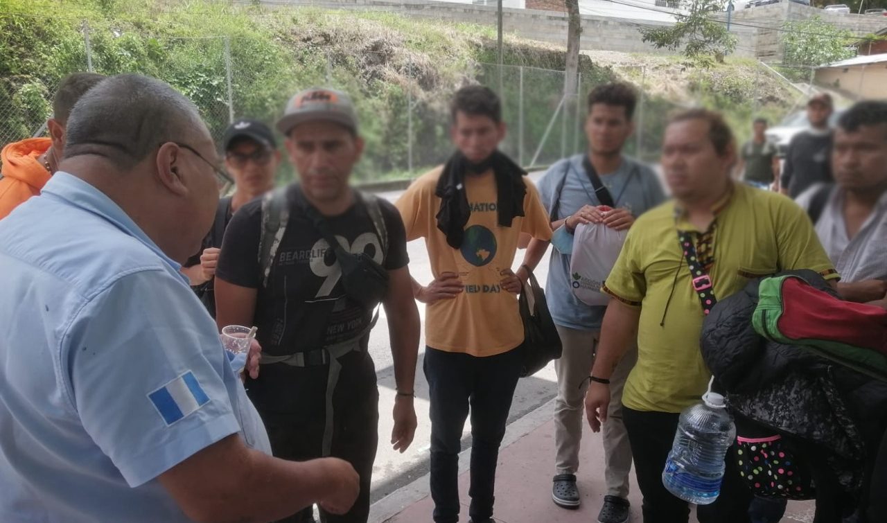 Migrantes extranjeros son recibidos en puesto fronterizo Agua Caliente, Chiquimula.