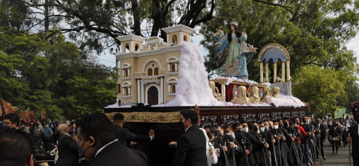 Venerada imagen de Virgen de la Asunción recorre principales calles de la ciudad