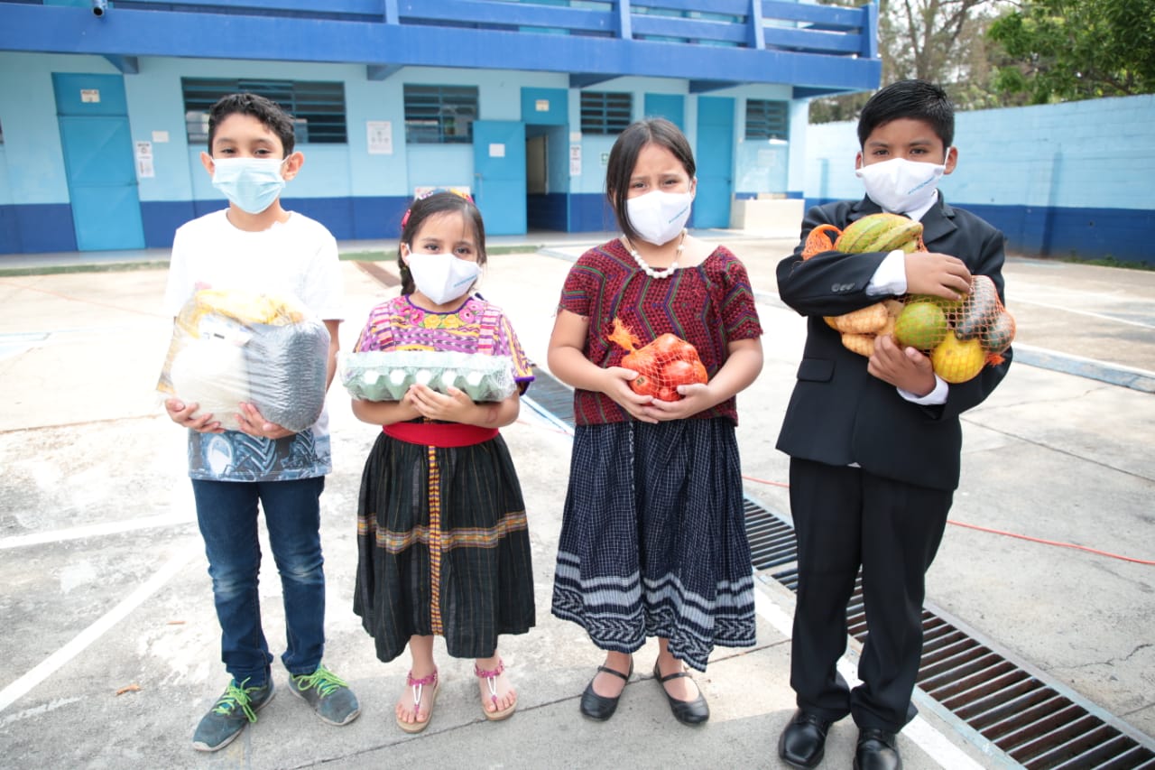 Alumnos se benefician con la quinta entrega de alimentación escolar. /Foto: Mineduc