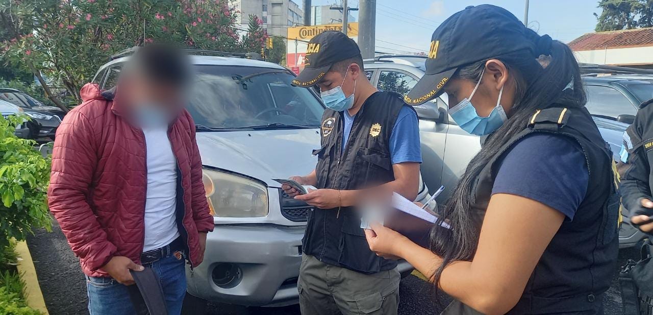PNC efectúa operativos en centro de emisión de pasaportes de la zona 4