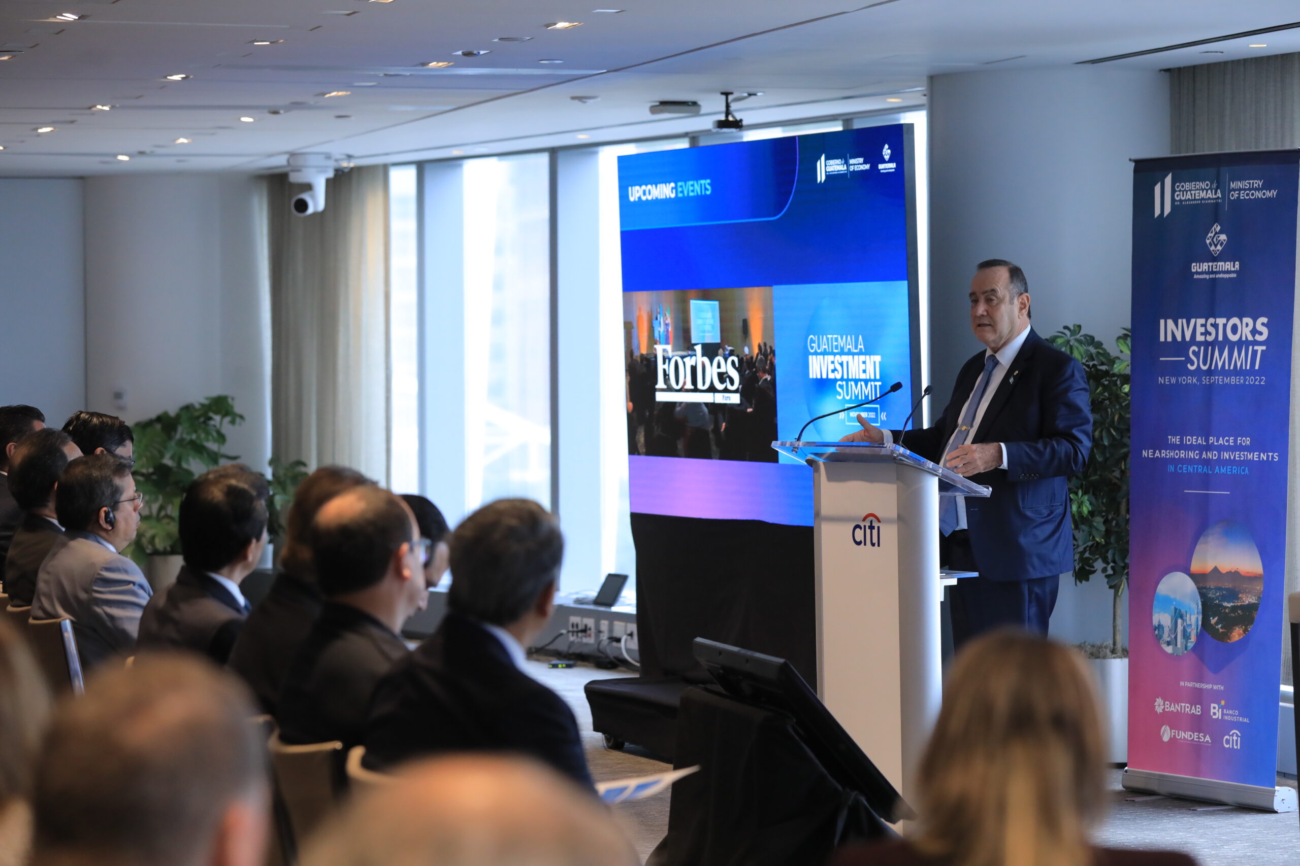 Presidente expone oportunidades de inversión en Guatemala en el Investors Summit, Nueva York
