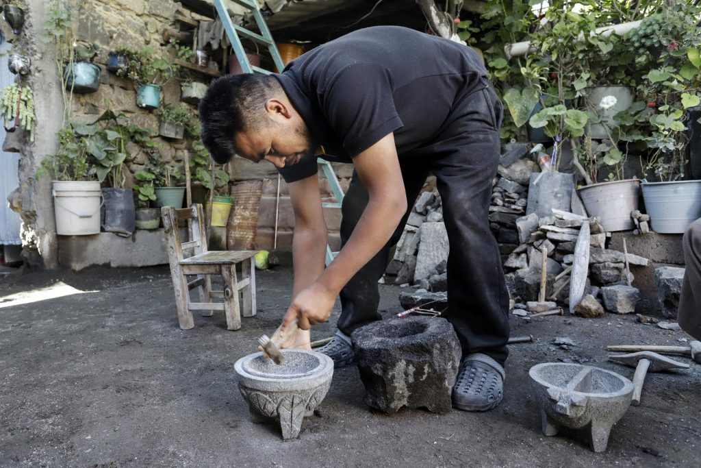 Piedras volcánicas sirven de lienzo para artesanos mexicanos
