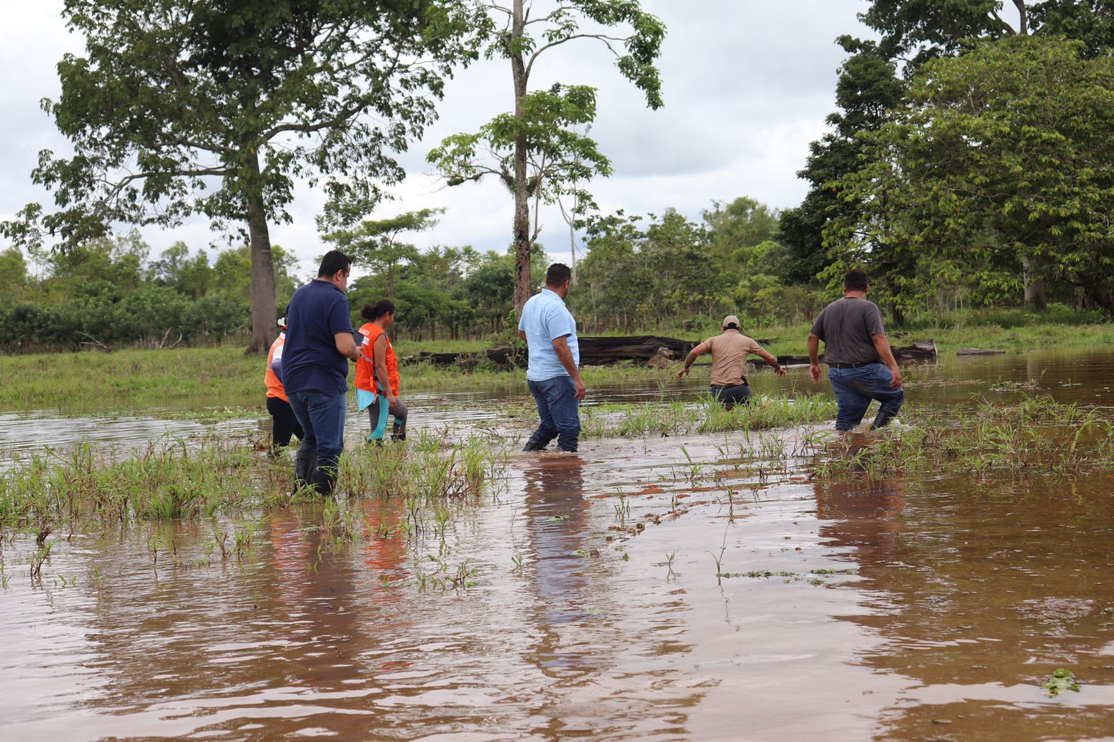 Visitan aldeas de Izabal afectadas por lluvias