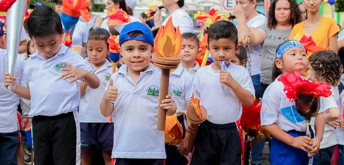 Con antorchas, pequeños de El Progreso anuncian 201 años de independencia patria