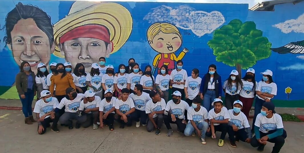 Adolescentes y jóvenes expresan su identidad por medio de mural