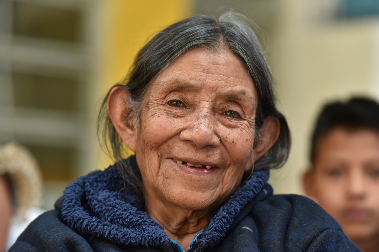 Presidente entrega notificación especial del PAM a Juana Ixcuná, de 117 años.