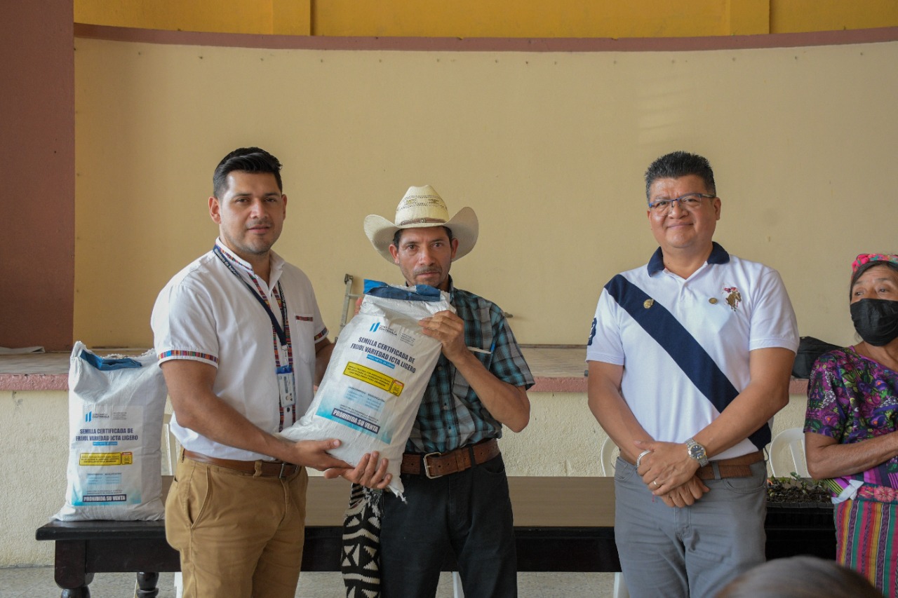 Otorgan semillas de frijol en Cubulco, Baja Verapaz