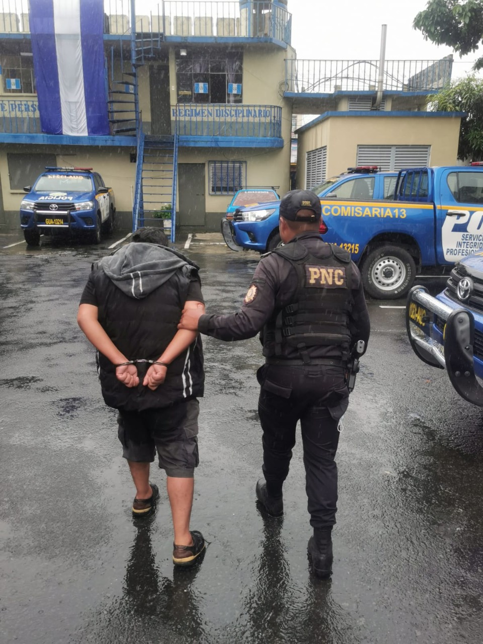 Detienen a presunto coyote por el traslado irregular de migrantes