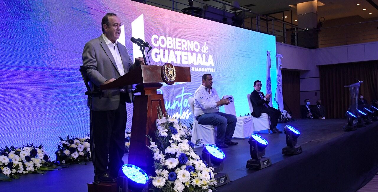 Mandatario participa en Feria Municipal de la Energía