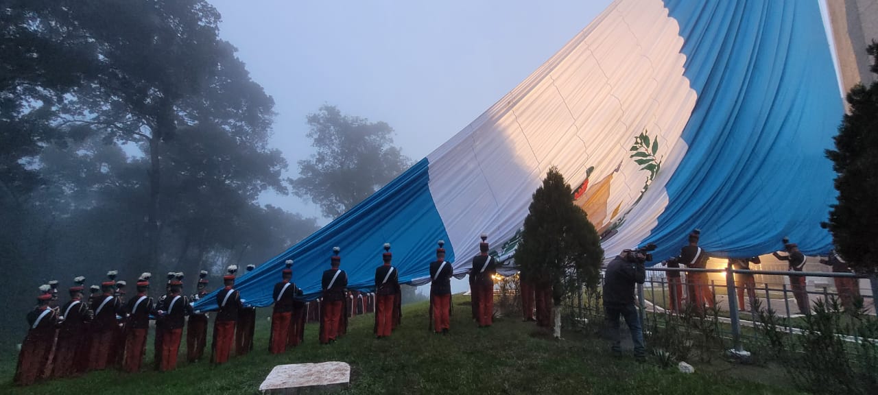 Izan la bandera nacional para conmemorar los 201 años de independencia