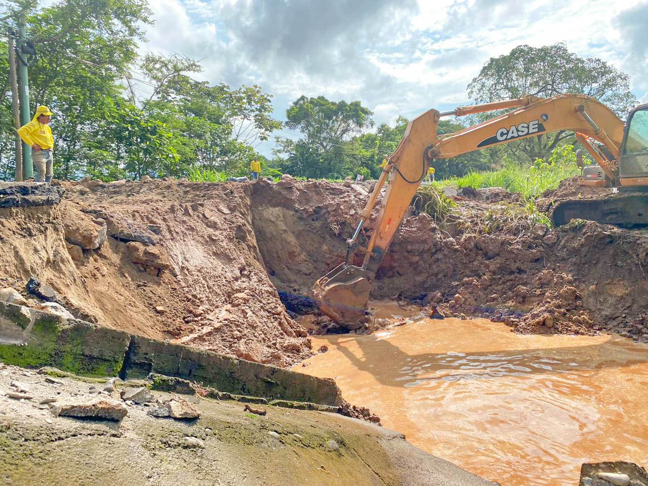 Continúa reparación de tramo vehicular entre Escuintla y Santa Rosa
