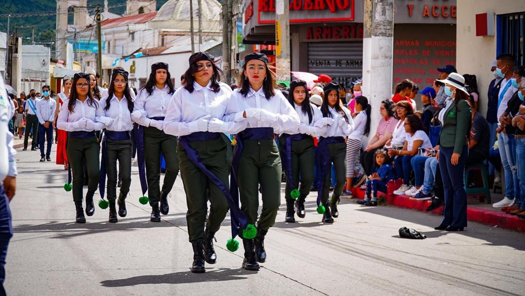 Engalanan calles de Jalapa para celebrar independencia