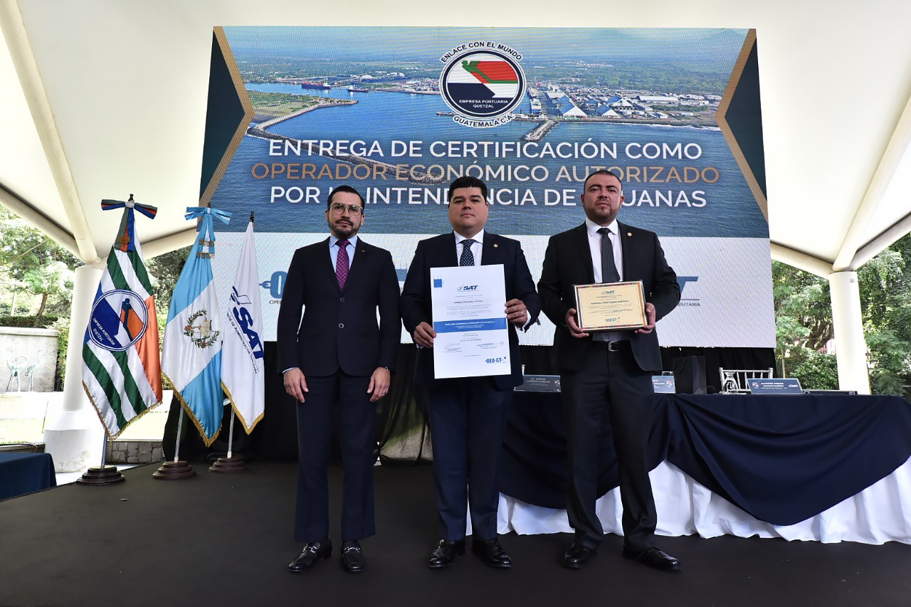 SAT entrega certificación de operador económico autorizado a EPQ