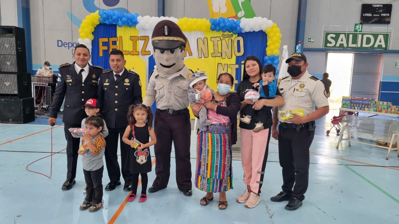 Autoridades de seguridad festejan a los niños guatemaltecos