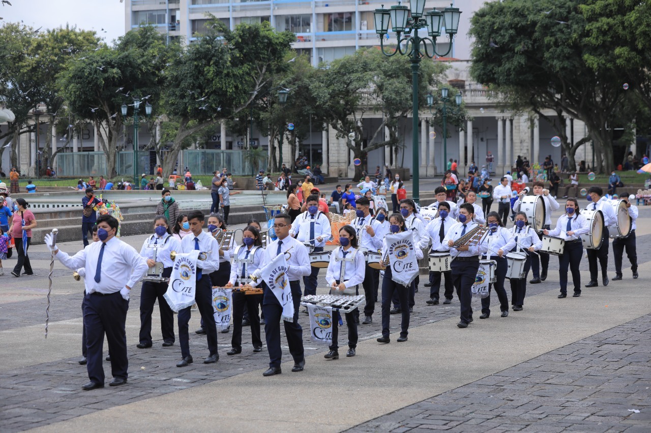 Euforia por regreso del desfile cívico escolar en Guatemala