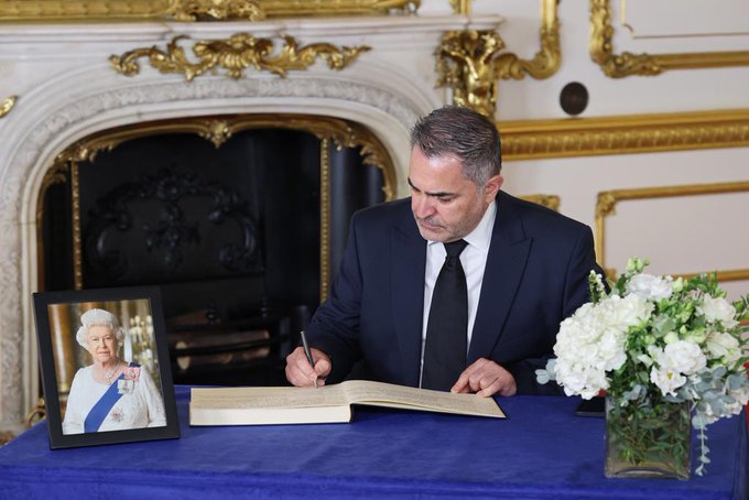Embajador firma libro de condolencias en memoria de la reina Isabel II