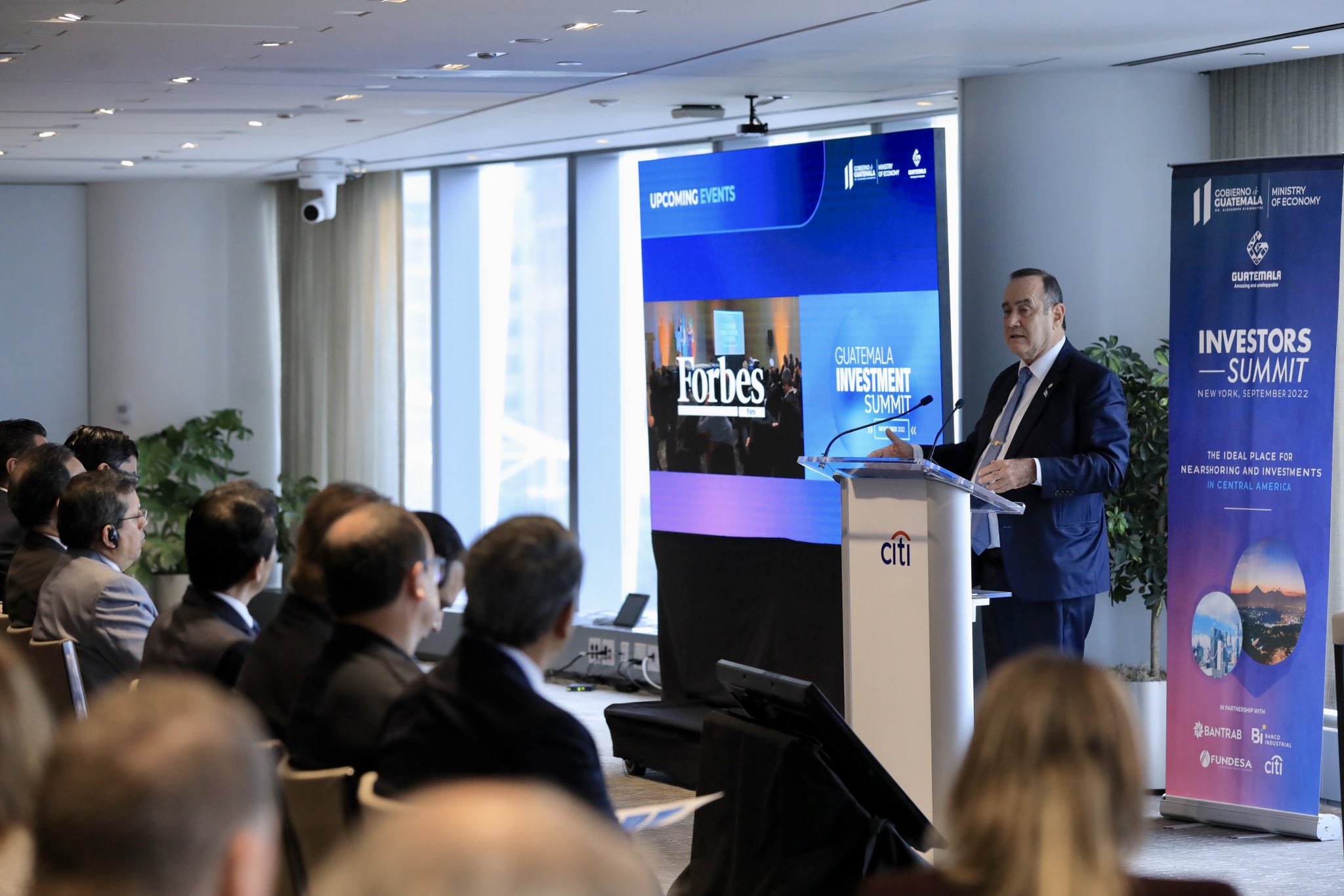 El presidente Alejandro Giammattei en su participación del Investor Summit en EE.UU.