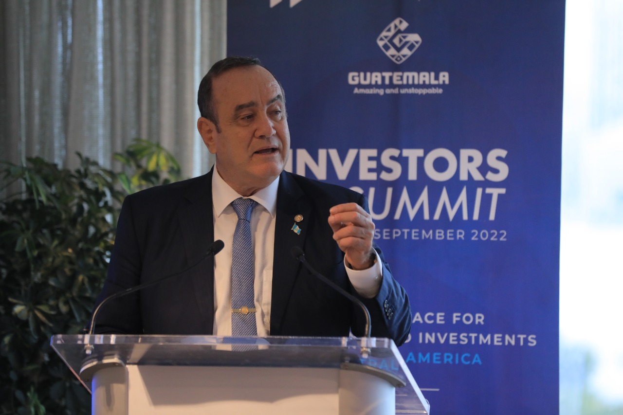 El presidente Alejandro Giammattei en su participación en el Investors Summit