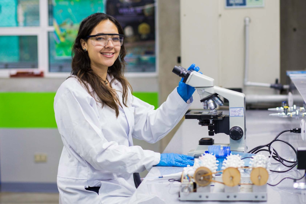 Katherinne Herrera Jordán, una heroína de la microbiología espacial
