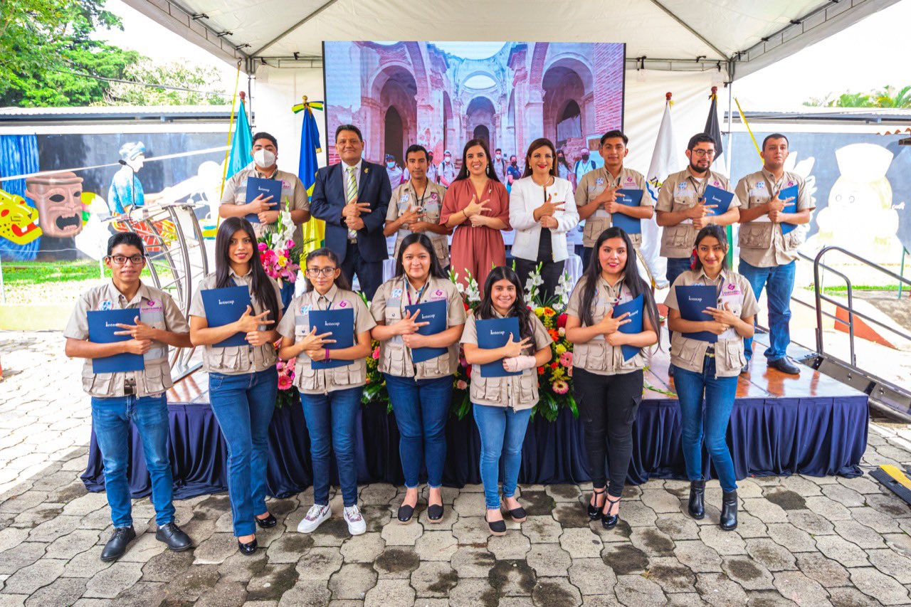 Se gradúa primera promoción de guías turísticos con discapacidad auditiva