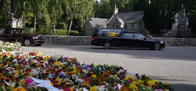 Cortejo fúnebre de Isabel II entra en Edimburgo