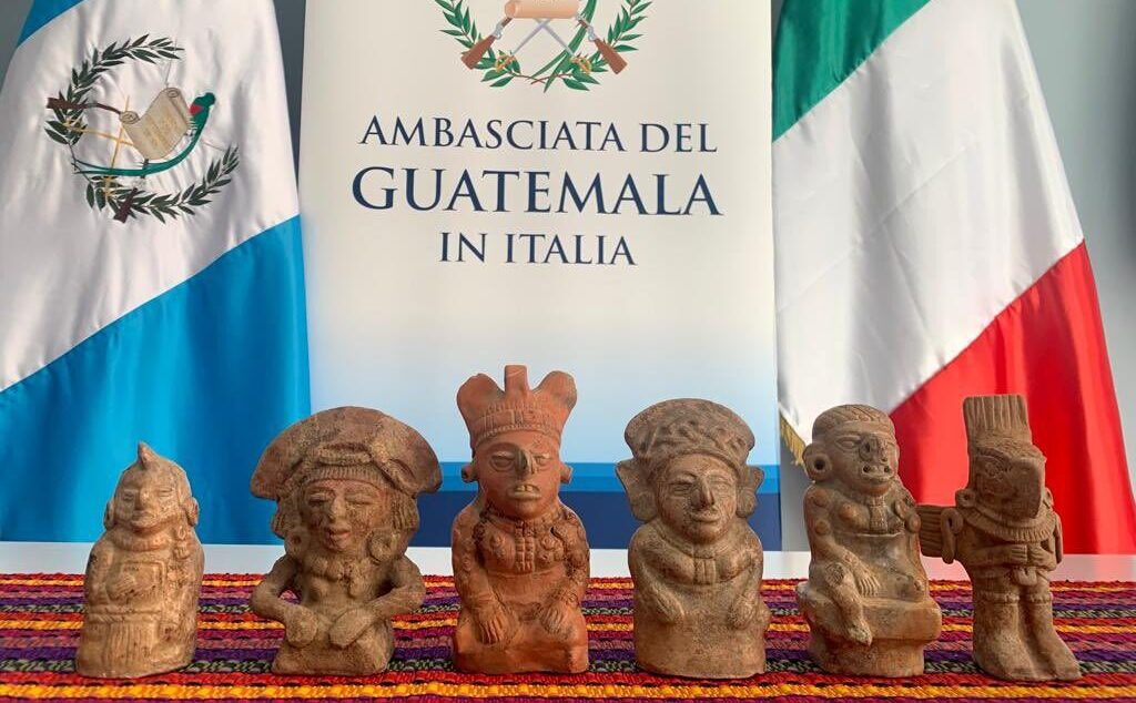 Guatemala recupera seis bienes prehispánicos en Italia