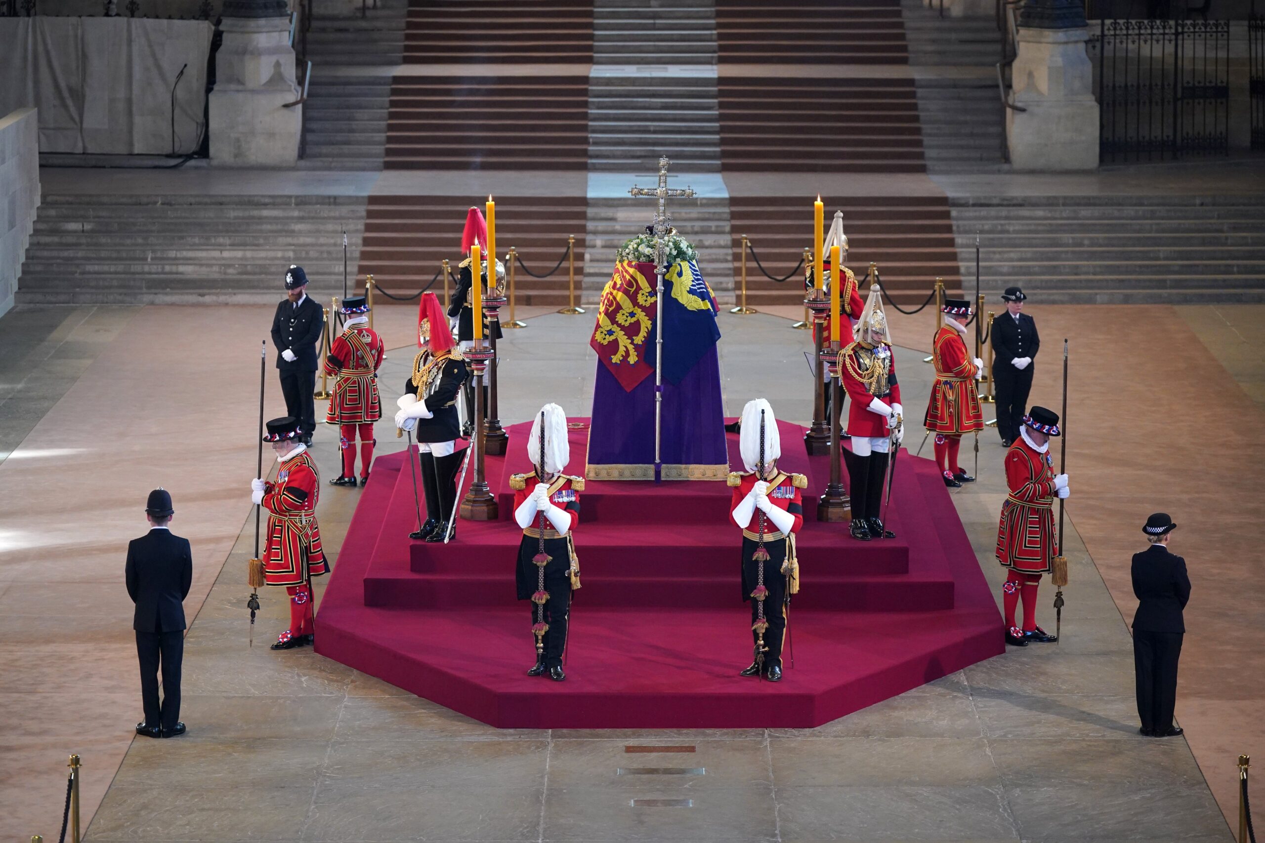 Carlos III y sus hermanos velan el féretro de Isabel II