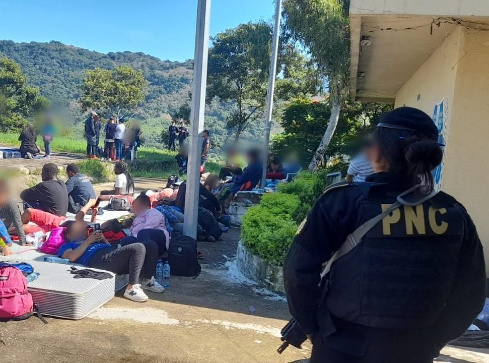 Detienen a 18 personas señaladas de transportar a 173 migrantes
