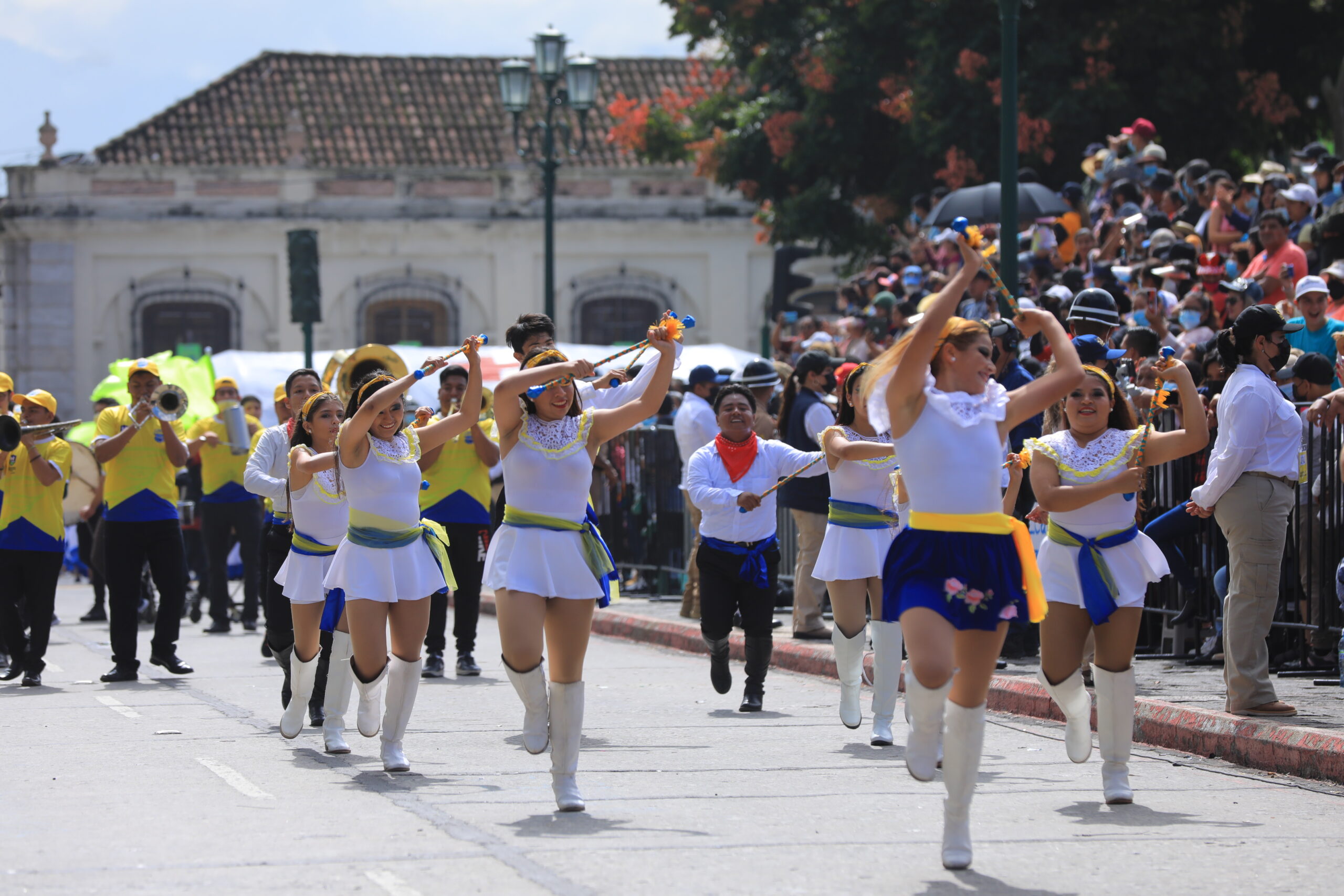 Bandas escolares y mucho colorido en el desfile patrio