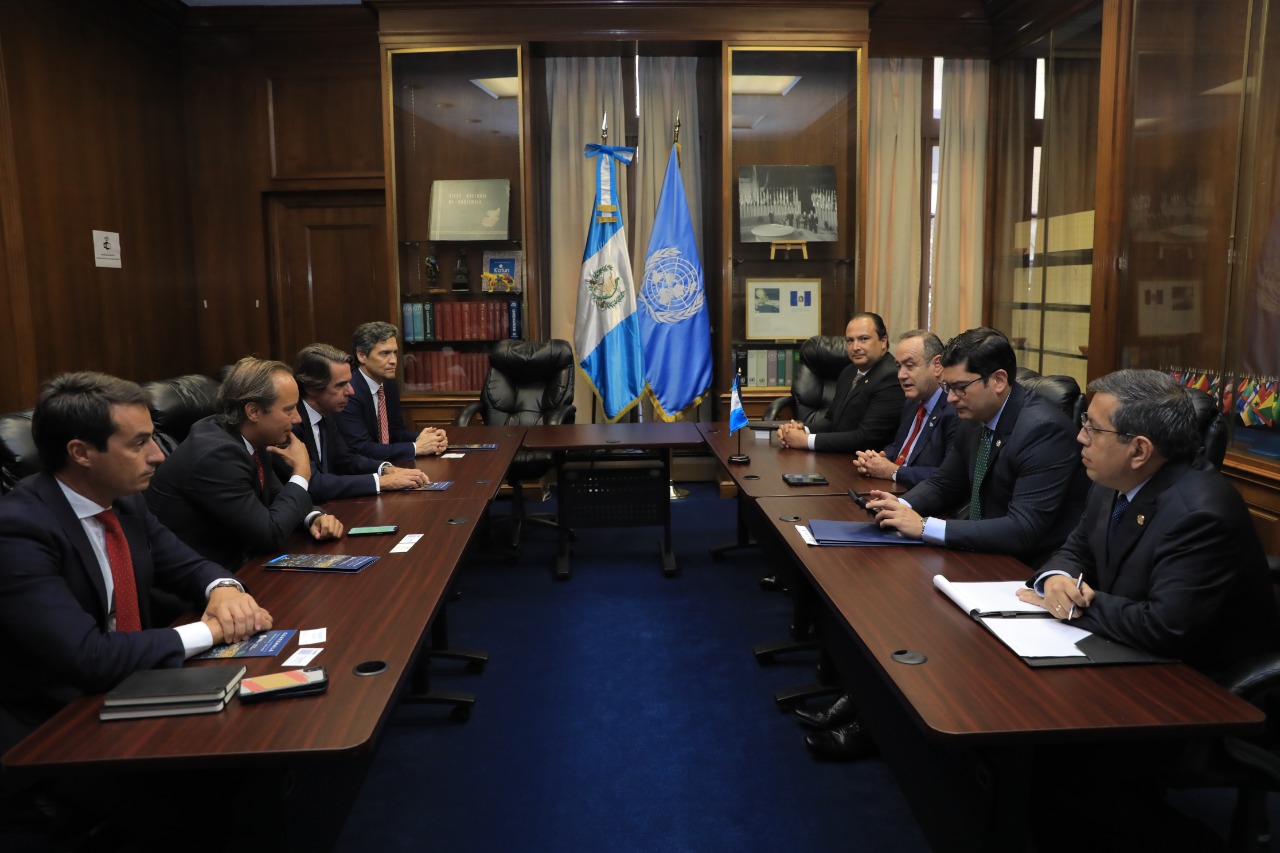 Mandatario y delegación de empresarios abordan impulso de inversiones en Guatemala