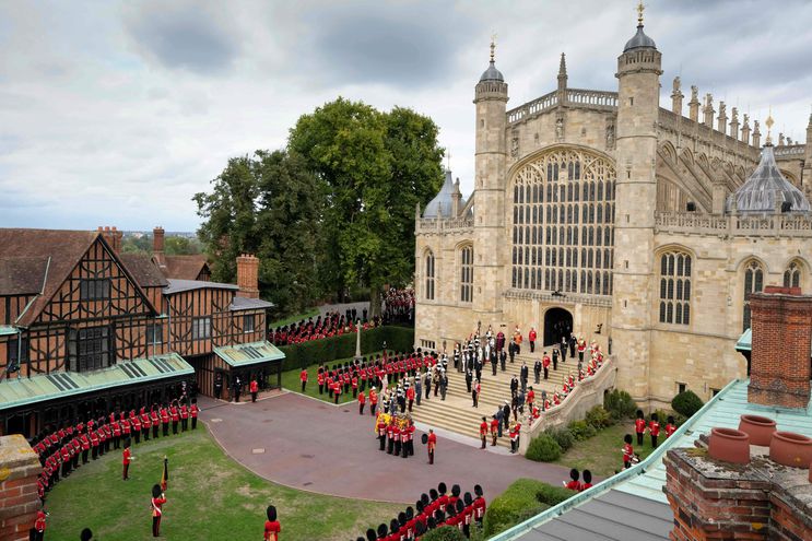Isabel II ya descansa en Windsor