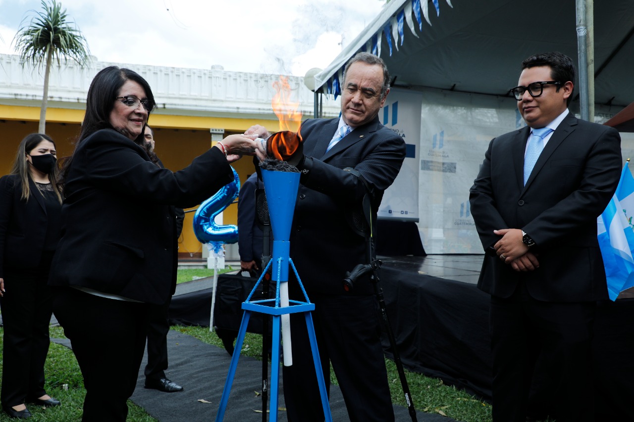 Presidente Giammattei participa en encendido del fuego patrio