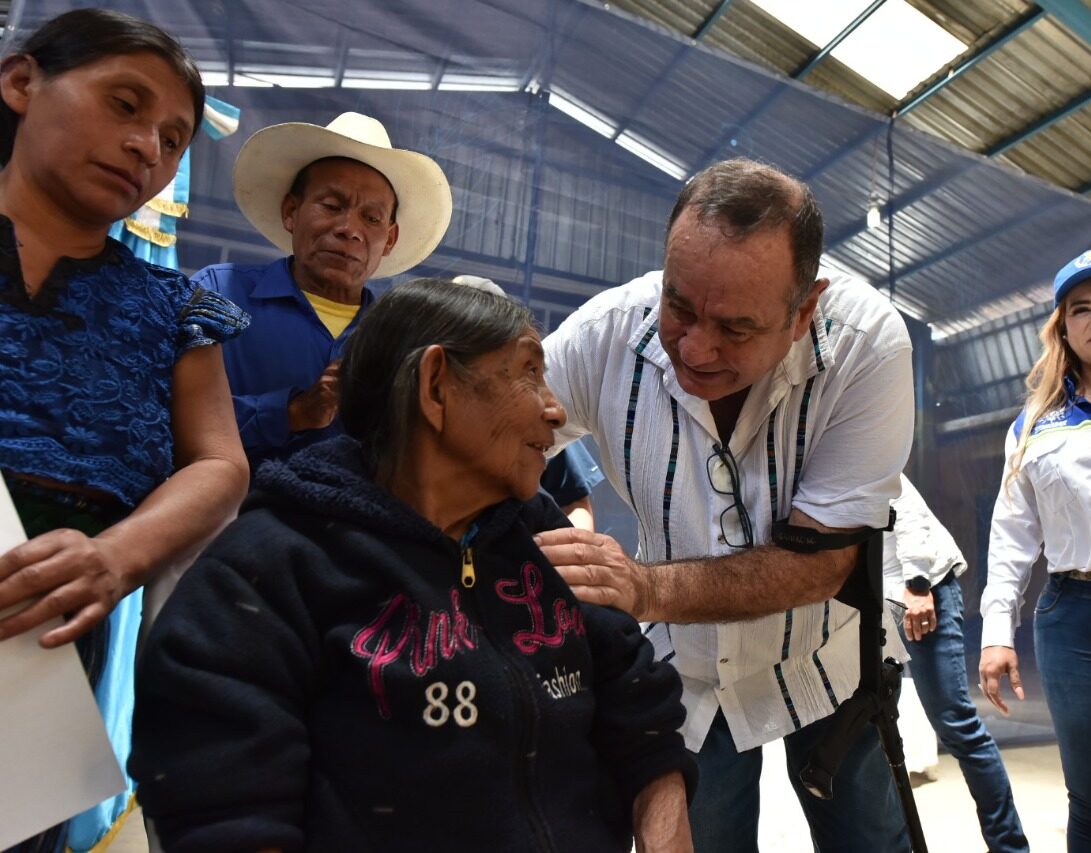 Entregan nuevas notificaciones del Programa del Adulto Mayor en Quiché
