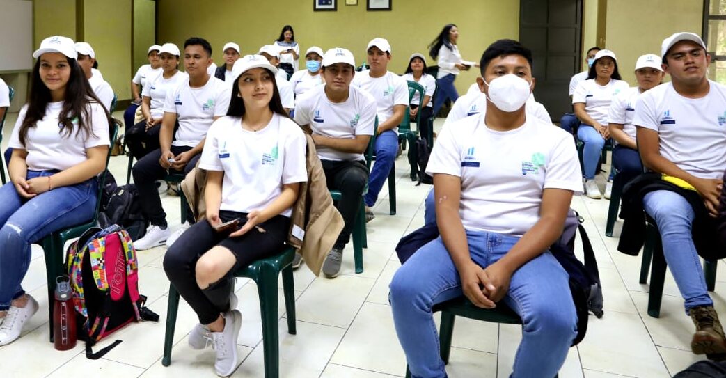 Servidores cívicos reciben reconocimiento tras concluir apoyo a agricultores