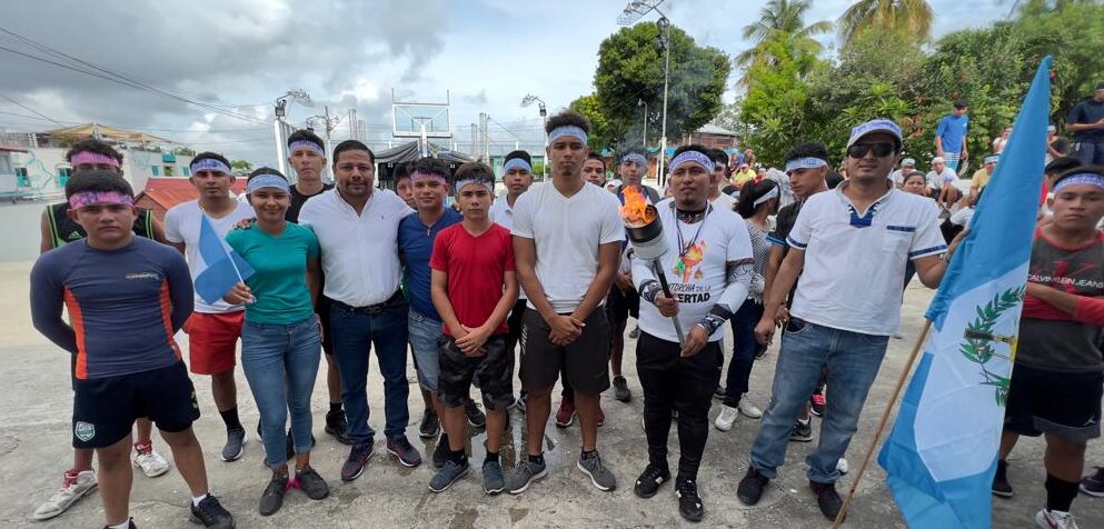 Petén enciende fuego patrio para caravanas de distintos departamentos