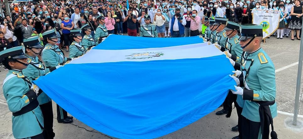 La bandera azul y blanco ondea en Jalapa
