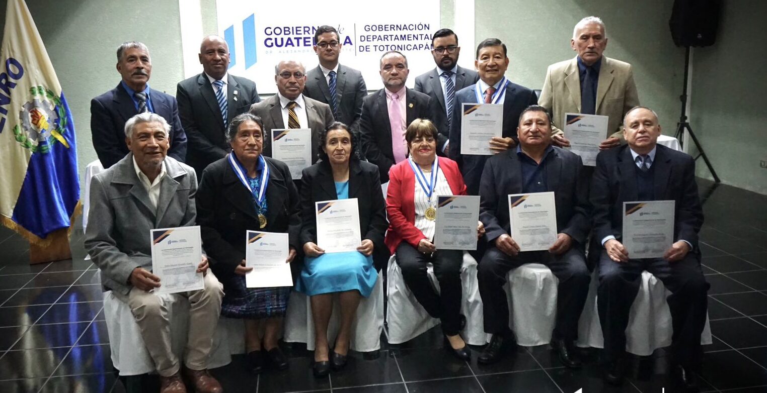 Maestros rurales celebran bodas de oro de graduación