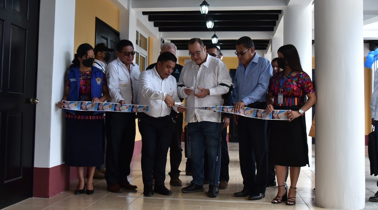 Gobierno entrega escuela que beneficiará a&nbsp;más de mil estudiantes en Sumpango