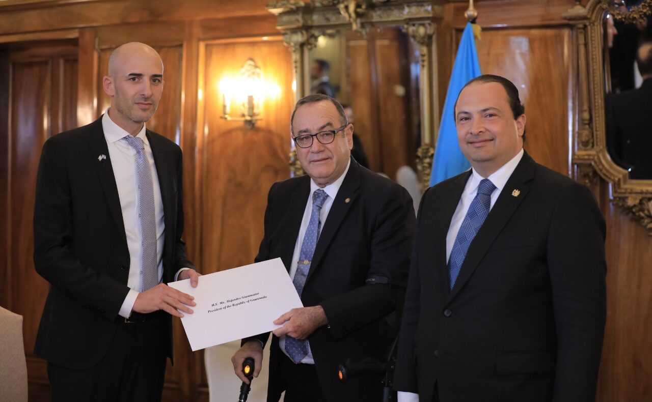 Mandatario recibe cartas credenciales de cinco embajadores