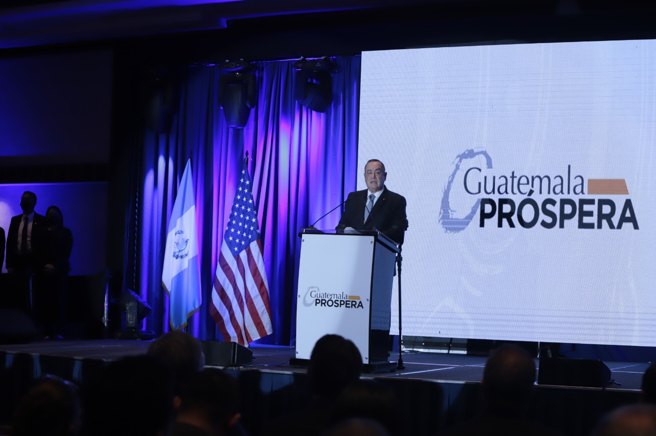 Presidente participa en conferencia “Los principios esenciales de un líder en la actualidad”
