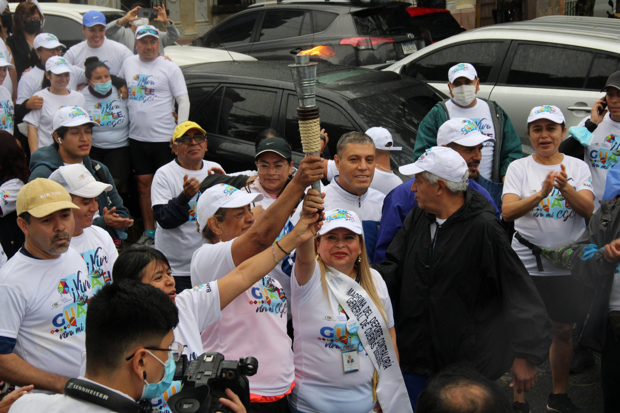 Guatemaltecos llegan a la Plaza del Obelisco para encender sus antorchas