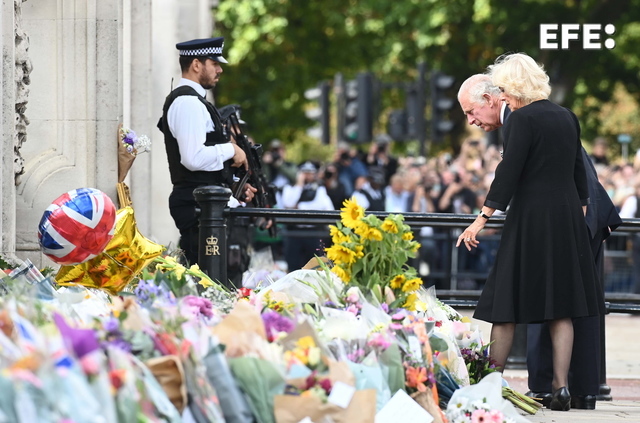 Cañonazos, homenajes y ofrendas inician el adiós a la reina Isabel II