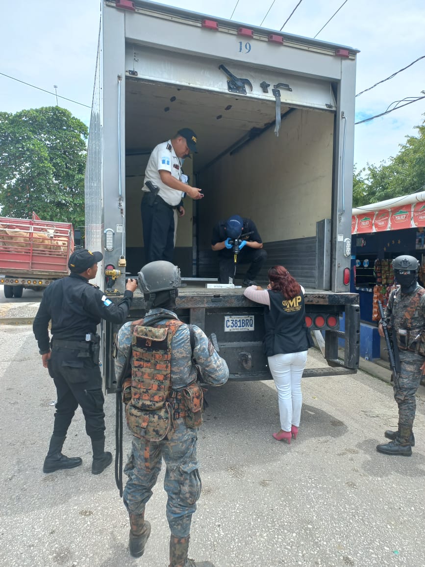 Localizan camión que transportaba cigarrillos de contrabando en Petén