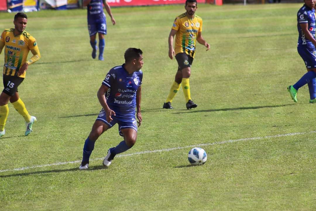 Cobán Imperial sigue de líder, pero Municipal y Xelajú M. C. están cerca de quitárselo