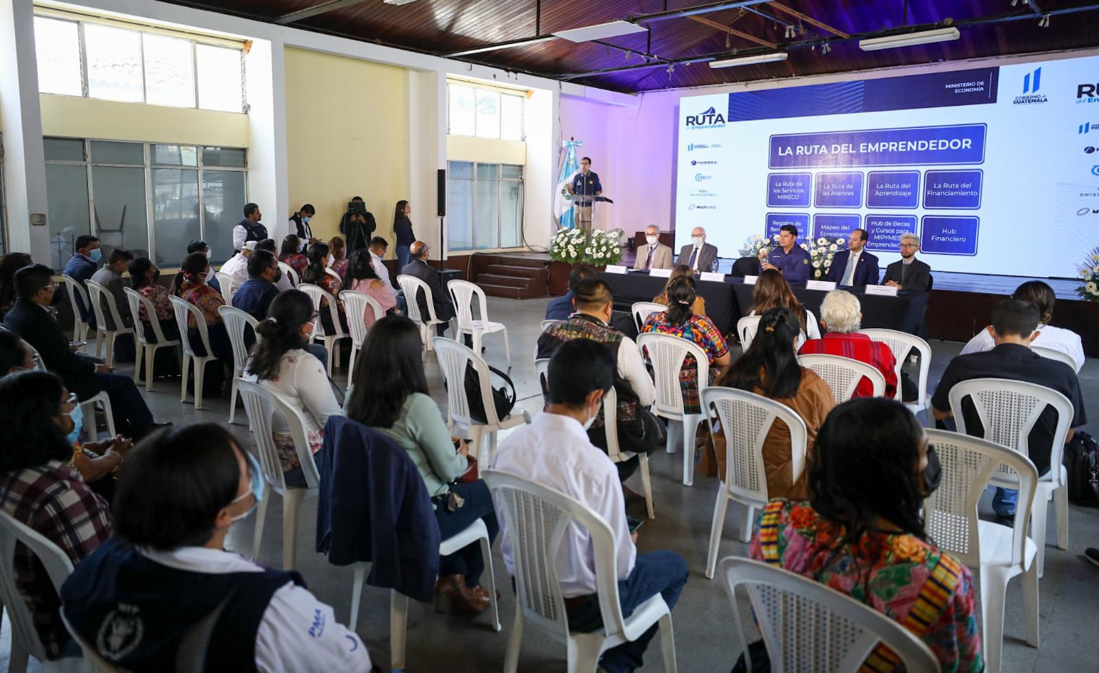 Empresarios reciben capacitaciones como parte del programa Ruta del emprendedor. /Foto: Mineco